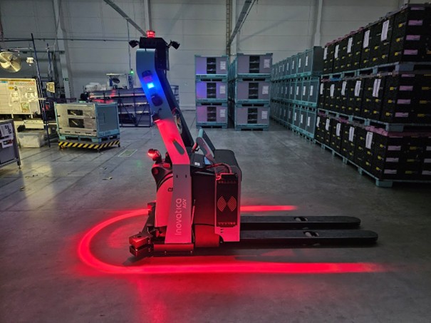 Autonomiczny wózek AGV podczas wdrożenia w zakładzie FicoMirrors